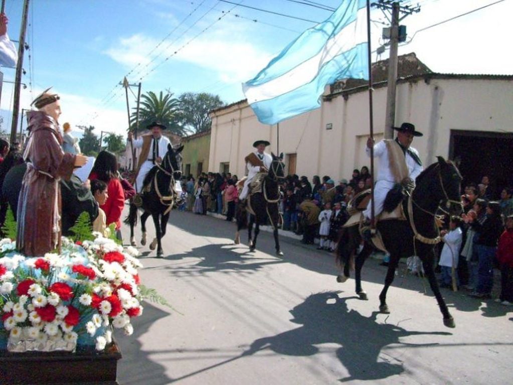 Agrupaciones tradicionalistas se lucen en la fiesta en honor a San José, patrono de los periqueños.