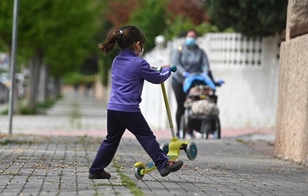 Una niña juega con su patín este domingo en el que se cumplen 43 días de confinamiento y en el que más de seis millones de niños menores de 14 años pueden salir a la calle una hora al día (Foto: EFE/ Fernando Villar)