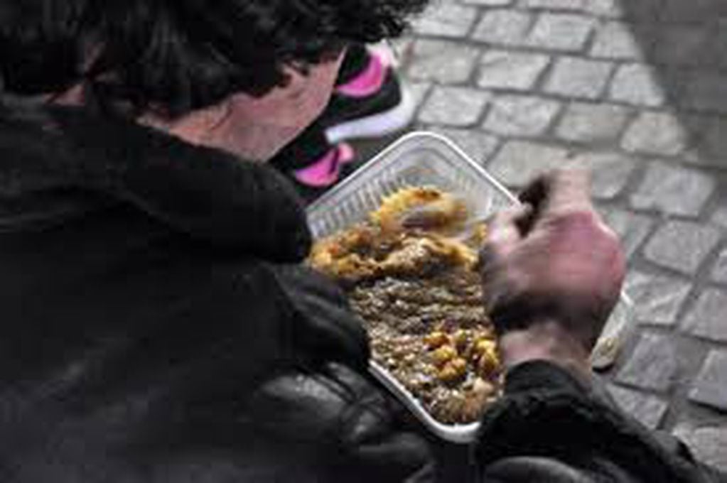 "Amigos de la calle" brindan un plato de comida caliente y abrigo a personas en situación de calle.