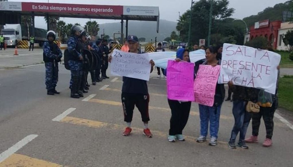 Bagayeros protestando en el expeaje Aunor, en el acceso a la ciudad de Salta en la tarde del lunes. (Web)