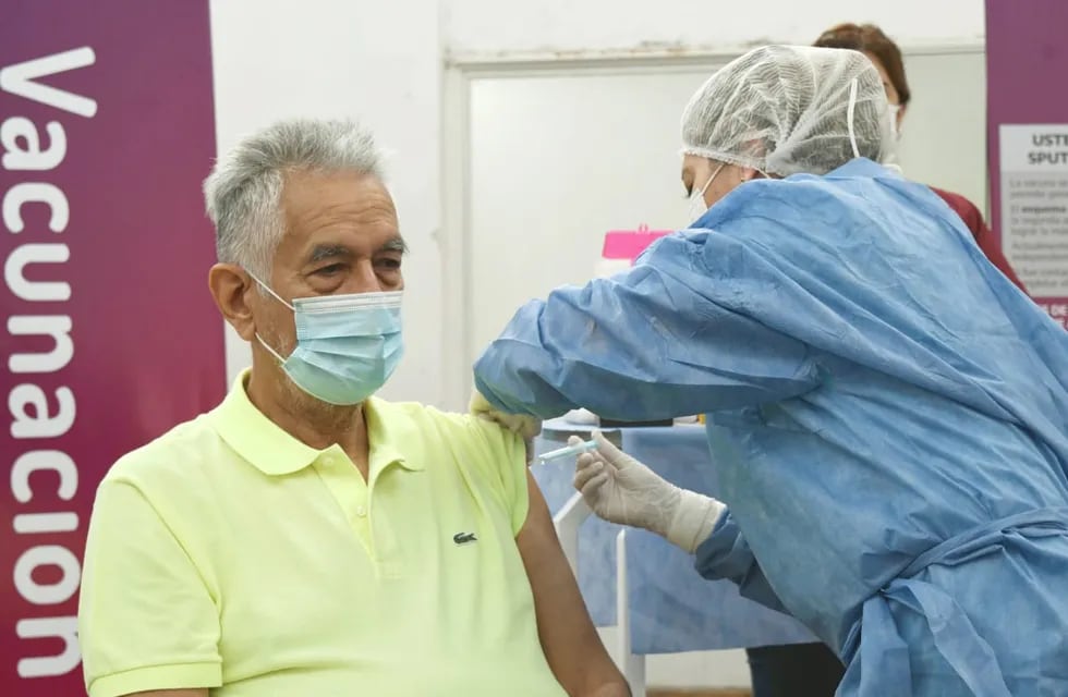 El gobernador puntano recibió la segunda dosis de la inmunización contra el coronavirus.