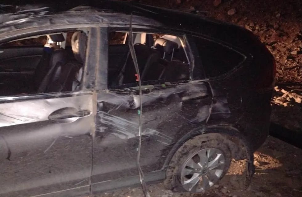 El auto quedó destruido luego del vuelco en la ruta 40 sur en Malargüe. Foto Ser y Hacer de Malargüe.