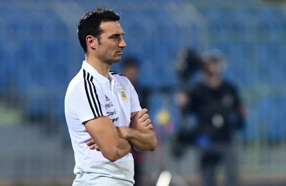 El técnico Lionel Scaloni prepara la convocatoria de la selección de marzo, con la duda de Messi. (REUTERS)