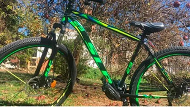 Le robaron la bicicleta a un joven que se gana la vida repartiendo viandas