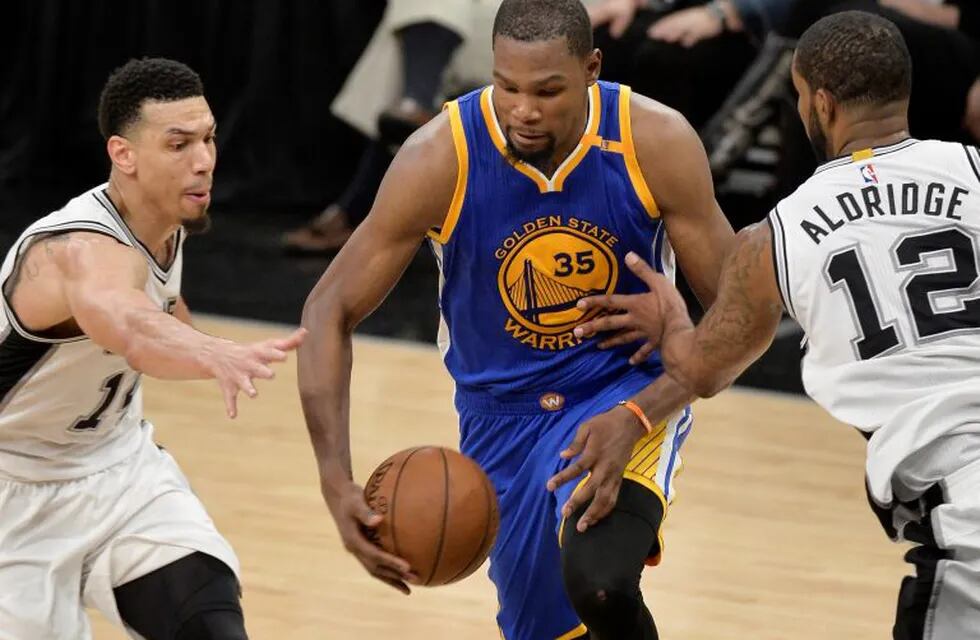 DA111. San Antonio (United States), 11/05/2017.- Golden State Warriors forward Kevin Durant (C) attempts to evade San Antonio Spurs' Danny Green (L) and LaMarcus Aldridge in the second half of game three of their NBA Western Conference Finals playoff basketball game at the AT&T Center in San Antonio, Texas, USA, 20 May 2017. The Golden State won the match. (Baloncesto, Estados Unidos) EFE/EPA/DARREN ABATE