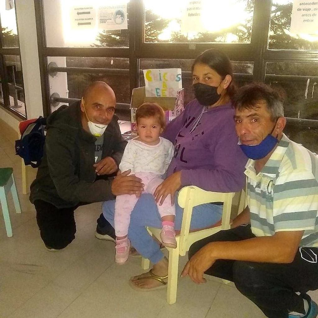 Familia Ibarra junto a la pequeña Martina y el Sgto\u002E 1° Alejandro Casconi. (Foto: archivo / prensa Departamental Punilla).