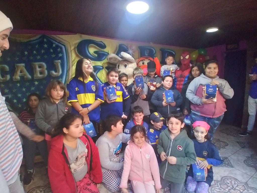 La Peña Garra Xeneize de Tres Arroyos y sus agasajos en el Día de la Niñez