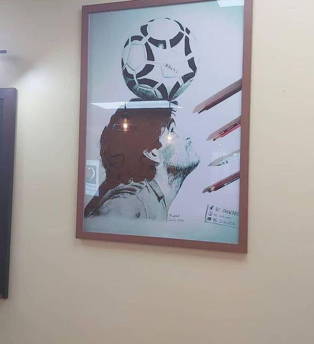 El retrato de Diego Maradona fue colocado en un restaurante inglés.