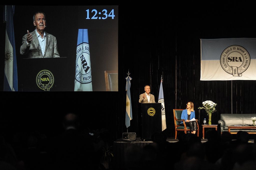 El gobernador de Córdoba, Juan Schiaretti, disertando en la Sociedad Rural de Buenos Aires ante productores agropecuarios. (Federico López Claro)