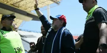  Diego Armando Maradona agradeció el cariño de los hinchas en Mendoza. / Marcelo Rolland 
