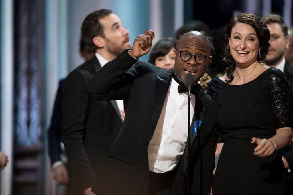 Los Angeles (United States), 27/02/2017.- A handout photo made available by the Academy of Motion Picture Arts and Science (AMPAS) on 26 February 2017 shows the Barry Jenkins and Adele Romanski accepting the Oscar for Best motion picture of the year, for 