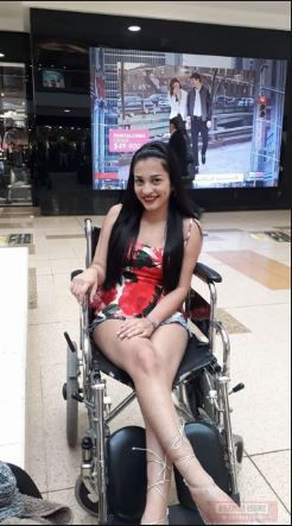 Luisa Buitrago quedó en silla de ruedas por una bacteria que ingresó en su cuerpo cuando se hacía un tatuaje