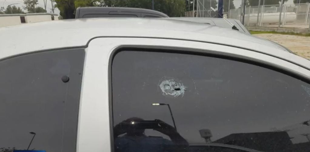 Los proyectiles perforaron las ventanillas y la carrocería de los vehículos.