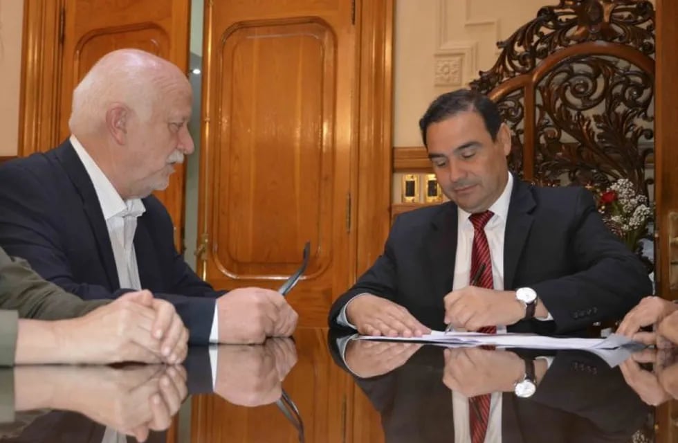 El intendente de Goya, Ignacio Osella junto al gobernador por la firma de financiación de obra pública.