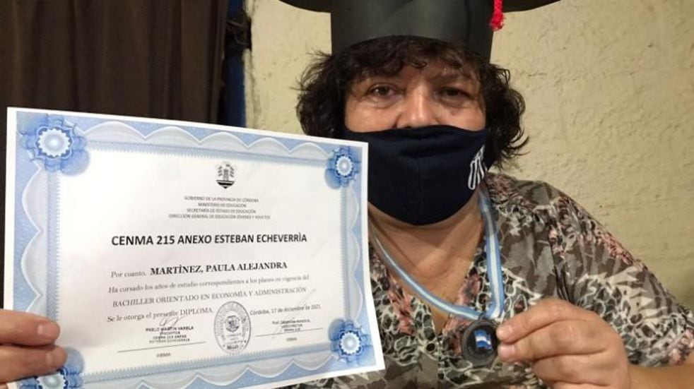 Alejandra Martínez terminó el colegio a los 53 años. (El Doce)