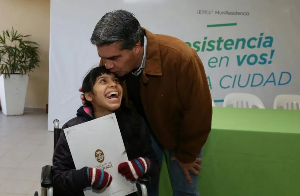Jorge Capitanich con uno de los beneficiados. (Prensa Municipio Resistencia)