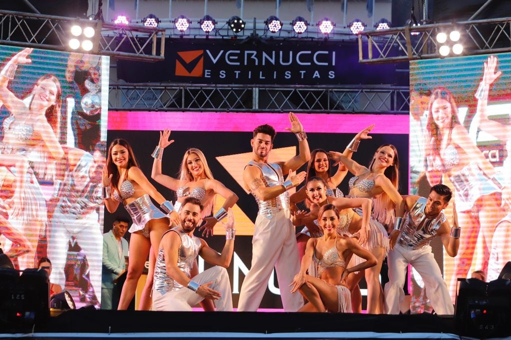 Desfile de los Hermanos Vernucci en Carlos Paz por comienzo de la temporada teatral y turistica 2023