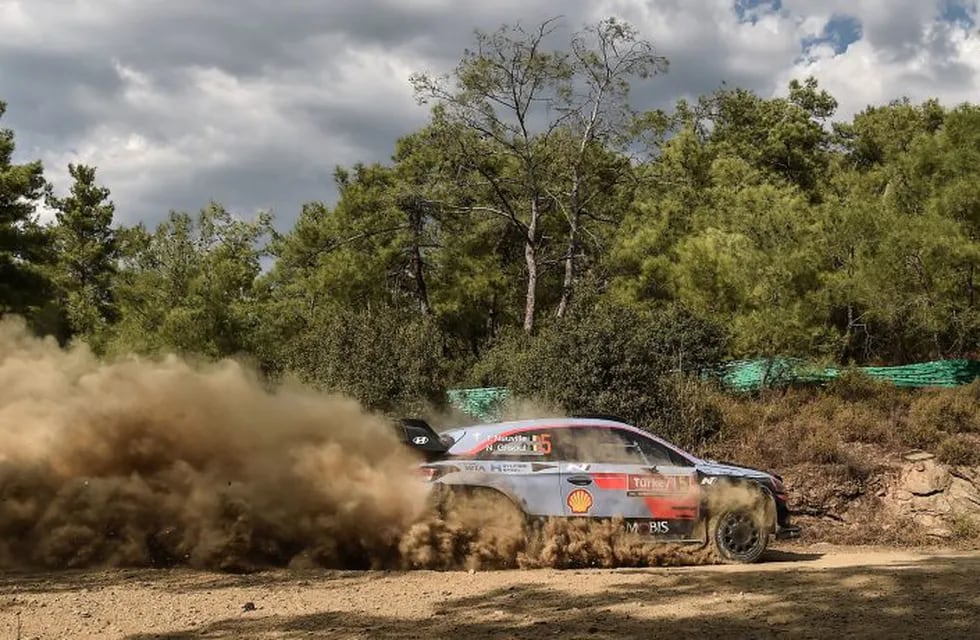 Belgian driver Thierry Neuville steers his Hyundai i20 WRC assisted by co-driver Nicolas Gilsoul during the second day of the 2018 FIA World Rally Championship, at Cicekli district near Marmaris in Mugla, on September 14, 2018. - Sebastien Ogier pushed championship leader Thierry Neuville all the way in the Rally of Turkey, the Frenchman finishing just three tenths of a second behind the Belgian on the second day. (Photo by OZAN KOSE / AFP)