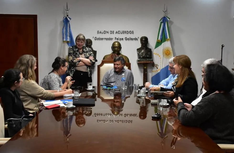El gobernador del Chaco junto a la enviada especial de la ONU, Hilal Elver (primera a la izquierda).