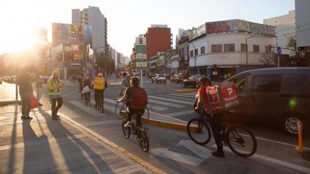 Ciclistas en calle Corrientes