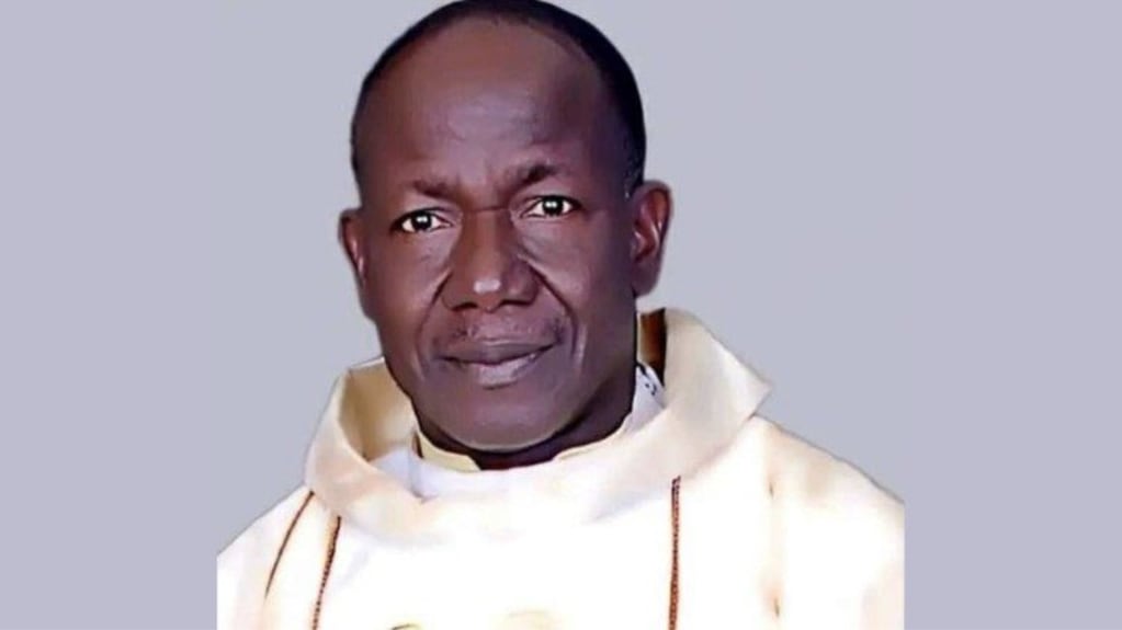El Padre Isaac Achi, asesinado el domingo por la mañana en Nigeria, en su casa parroquial. Foto: Gentileza Vatican News.