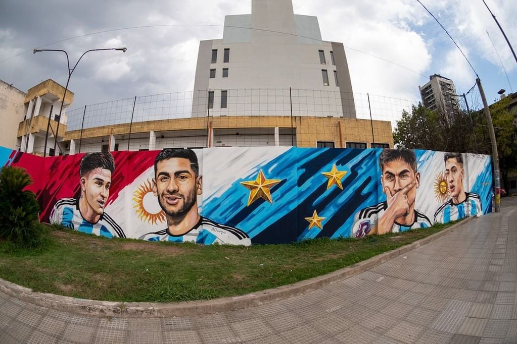 El mural para los jugadores cordobeses que salieron campeones del mundo en Qatar 2022. (Gentileza Prensa Municipalidad de Córdoba).