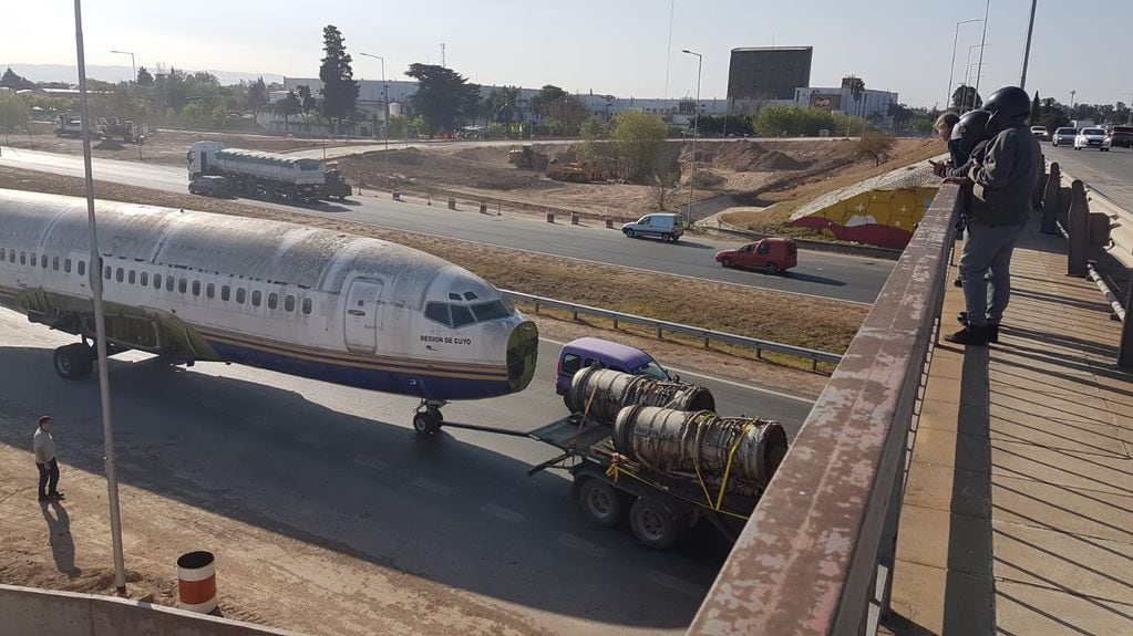 Sacan el avión atascado en el puente de la circunvalación (José Hernández /  La Voz)