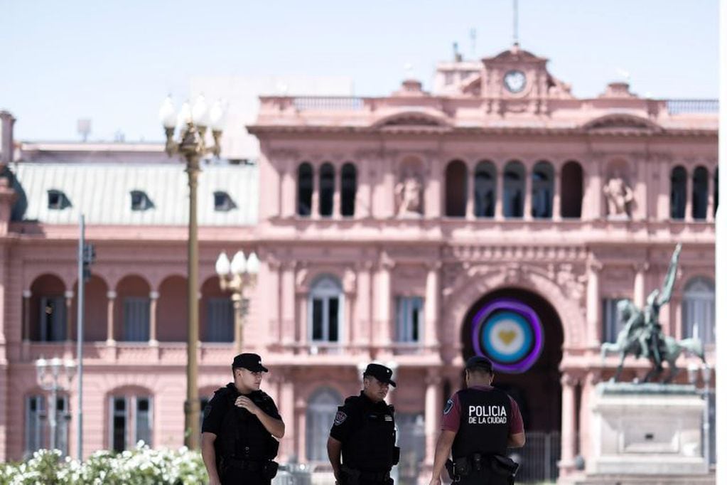 Policías controlan el acceso a la Plaza de Mayo  en Buenos Aires (Argentina).(Foto: EFE/ Juan Ignacio Roncoroni)