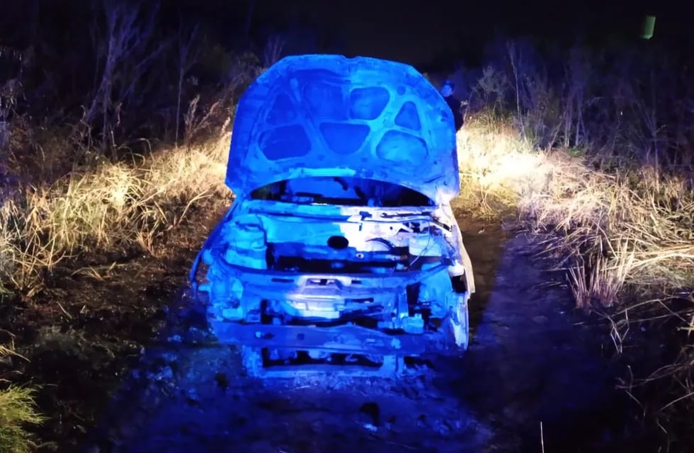 El Volkswagen Fox quedó destrozado por el fuego cerca Provincia de Misiones y Estudiante Aguilar.