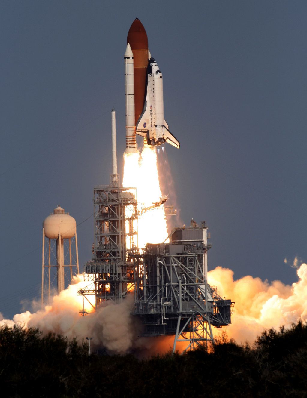 Los viejos transbordadores espaciales, dados de baja ya hace más de una década, utilizaban durante su lanzamiento los mismos cohetes blancos SRB (sigla de Solid Rocket Boosters, cohetes impulsores de combustible sólido) que son empleados ahora en el programa Artemisa.