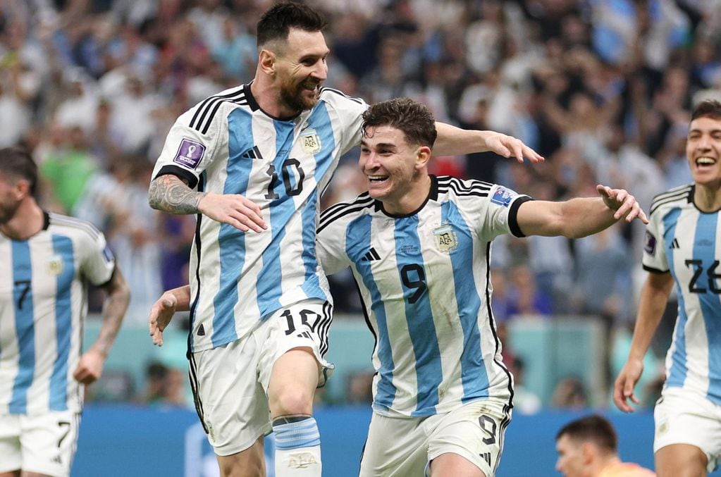 Julián Álvarez celebra con Messi el tanto de Argentina ante Croacia. (Prensa Fifa).