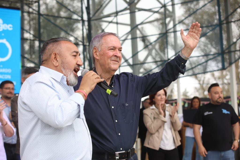 Celebración. El gobernar y candidato presidencial Juan Schiaretti participó este domingo de la celebración por el Día del Trabajador de Comercio. Lo recibió el titular del gremio, Pablo Chacón.