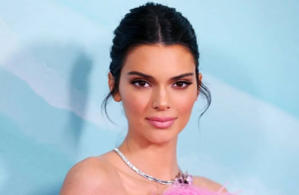 Kendall Jenner se animó al topless y se sacó la microbikini verde lima de 100 mil pesos