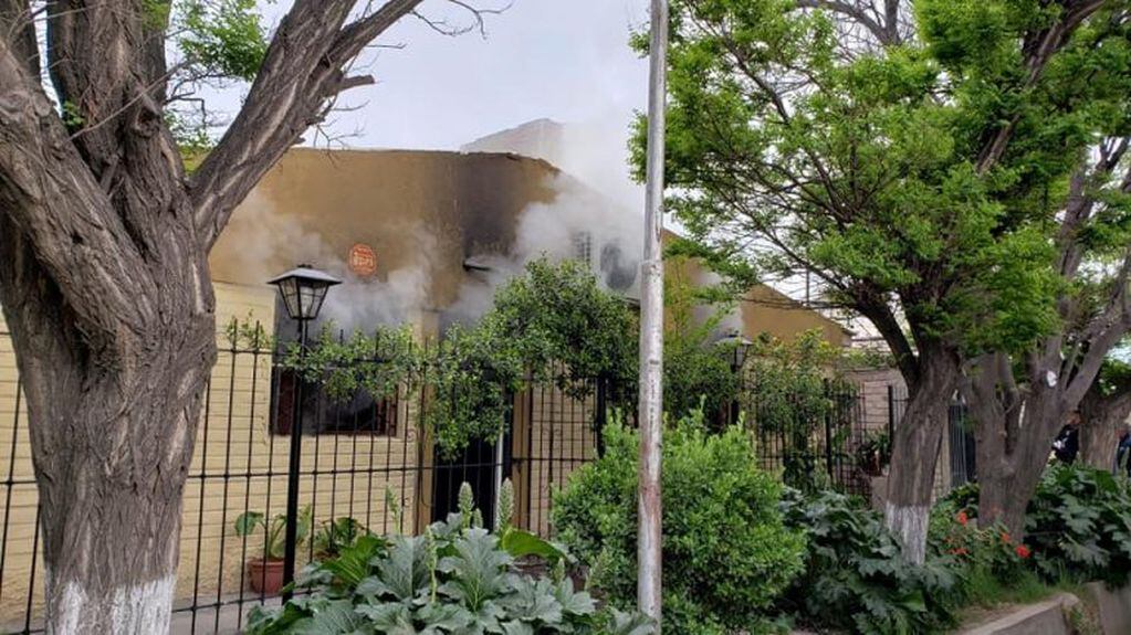 Incendio barrio Nihuil. Foto Curiosos del Poder.