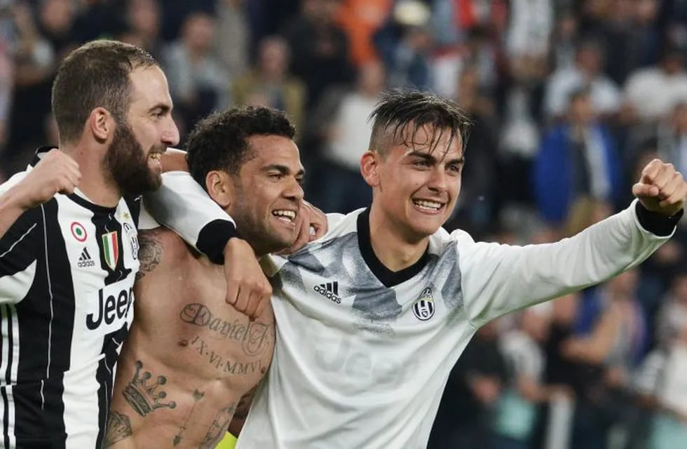 Juventus' players Gonzalo Higuain (L), Dani Alves and Paulo Dybala (R) celebrates the victory at the end of the UEFA Champions League semifinal second leg soccer match Juventus FC vs AS Monaco at the Juventus Stadium in Turin, Italy, 09 May 2017.nANSA/ANDREA DI MARCO