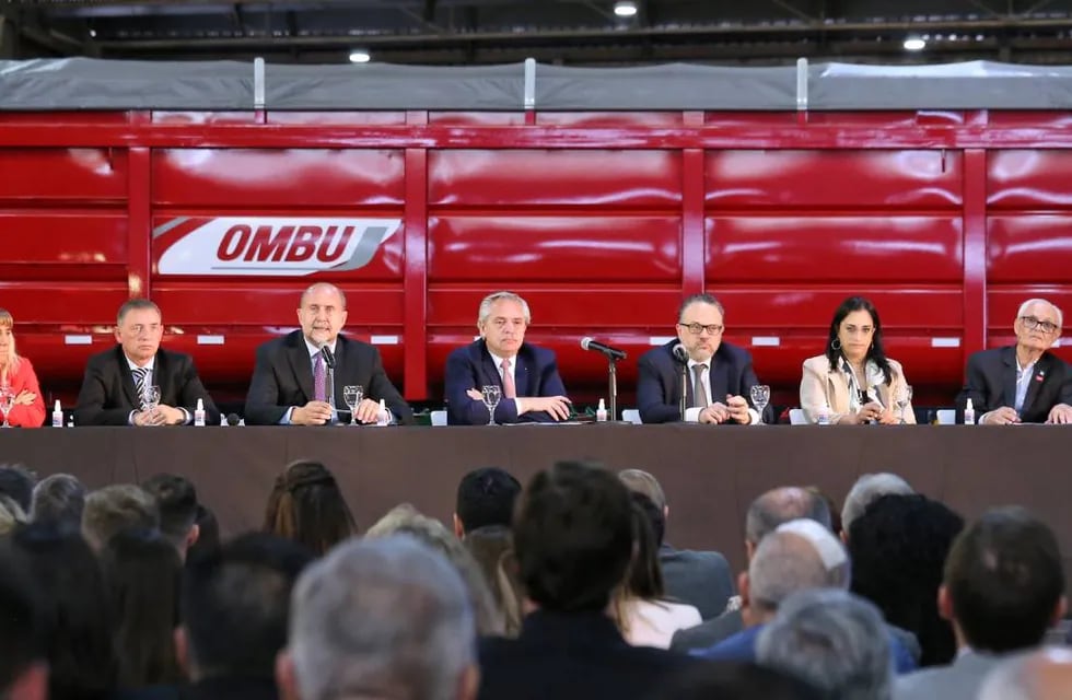 Alberto Fernández, Matías Kulfas y Omar Perotti, entre otros, en la planta de maquinaria agrícola Ombú