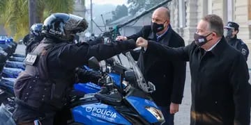 El viernes pasado, Omar Perotti y el Ministro de Seguridad Jorge Lagna, entregaron 55 motos a la Unidad Regional I de Santa Fe