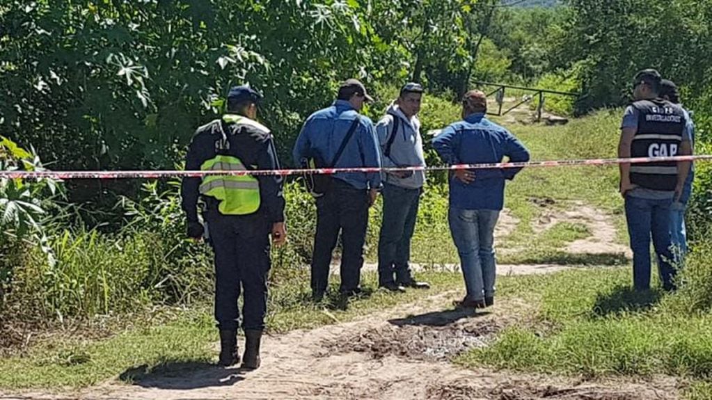 El ingreso a la finca donde se produjo el terrible hallazgo. (UVC Canal 10)