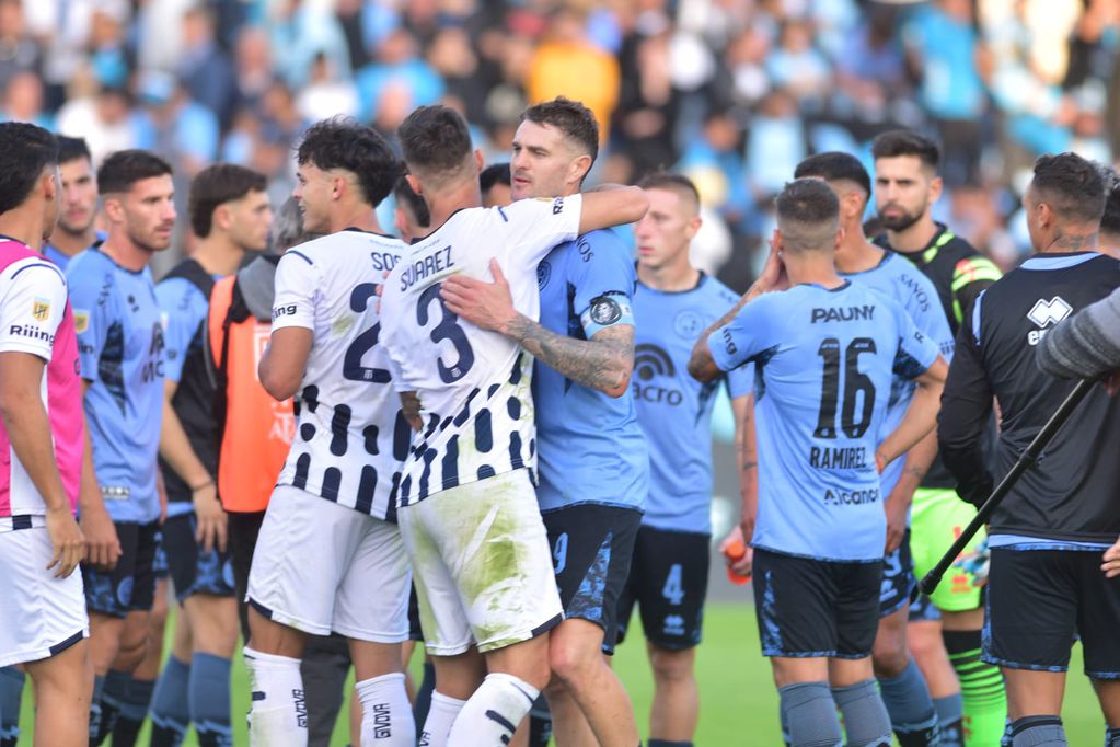 Pablo Vegetti saluda a sus rivales tras el empate ante Talleres. (Ramiro Pereyra / La Voz).