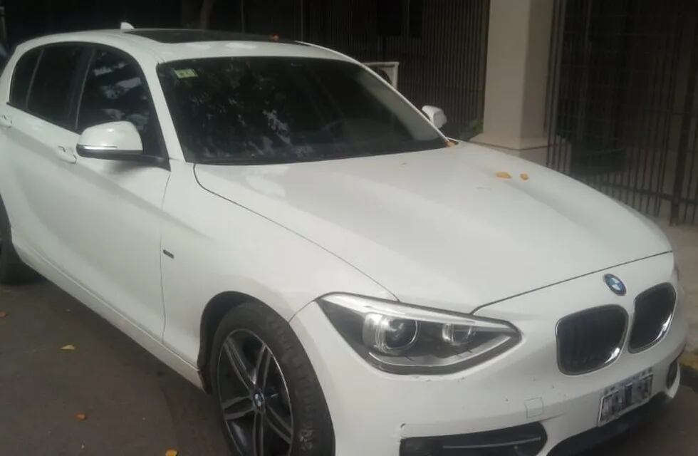 LA PDI secuestró un BMW blanco que pudo haber sido empleado en las balaceras sobre bares de Pichincha el sábado. (Prensa MIn. Seguridad)