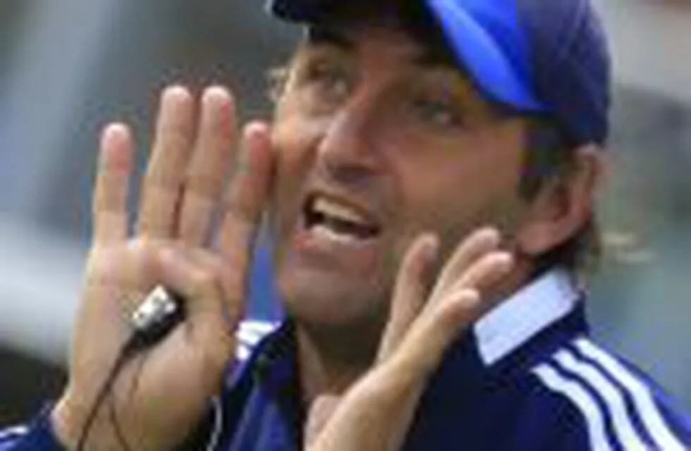 Argentina's coach Carlos Retegui gestures when talking to his players during the Field Hockey World Cup match women for third and fourth place between the U.S. and Argentina, in The Hague, Netherlands, Saturday, June 14, 2014. (AP Photo/Peter Dejong) la haya holanda Carlos Retegui campeonato torneo copa mundial del mundo 2014 hockey sobre cesped femenino mujeres partido seleccion argentina las leonas eeuu estados unidos