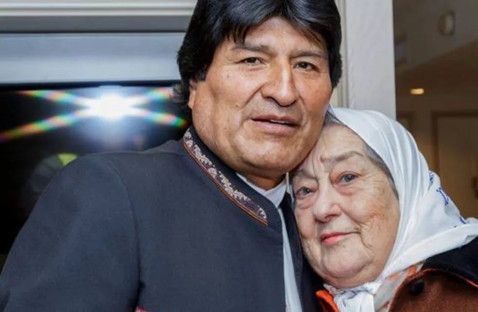 Evo Morales participa de la tradicional marcha de las Madres de Plaza de Mayo. (DPA)