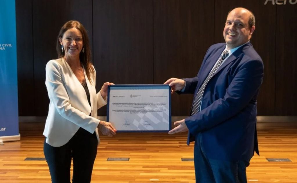 Paola Tamburelli, titular de la ANAC, con el titular de Aerolíneas Argentinas, Pablo Ceriani