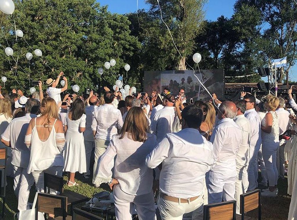 La fiesta de Bianchi y Margarita tenía como regla que los invitados vayan vestidos de blanco,