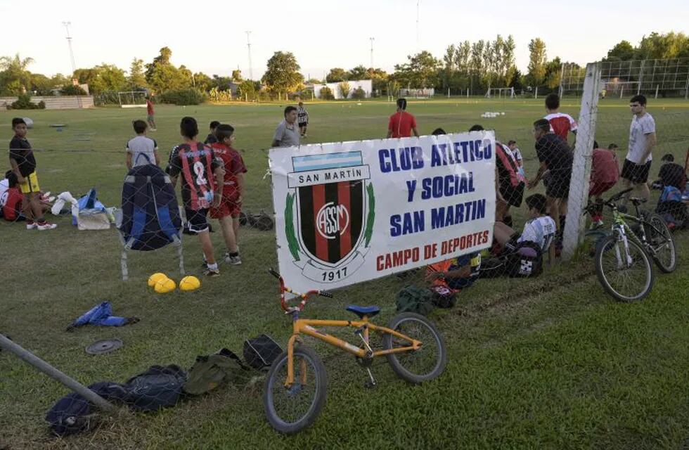 futbolista argentino fallecido en el accidente\r\n\r\nYoungsters gather to play football at Club Atletico y Social San Martin, where the wake of late Argentine footballer Emiliano Sala will take place, in Progreso, Santa Fe, Argentina on February 14, 2019. - Argentine footballer Emiliano Sala's body is to be returned to Argentina on Friday. Sala's body was recovered from plane wreckage in the English Channel last week. He was flying to his new team, English Premier League side Cardiff City, from his old French club Nantes when his plane went missing over the Channel on January 21. (Photo by JUAN MABROMATA / AFP) progreso santa fe Emiliano sala futbolista del nantes fallecido cuando volaba en avioneta sobre el canal de la mancha accidente aereo caida cayo avioneta club atletico y social san martin