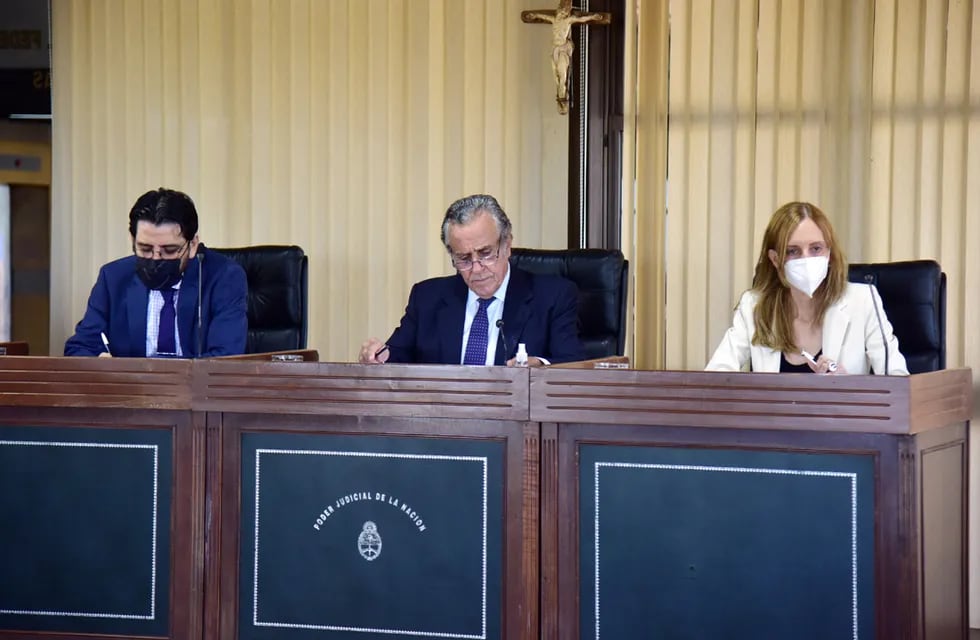 Tribunal Federal Número juicio a Juan Francisco El Francés Viarnes.   Jaime Díaz Gavier (presidente), Julián Falcucci y Carolina Prado (Nicolás Bravo)