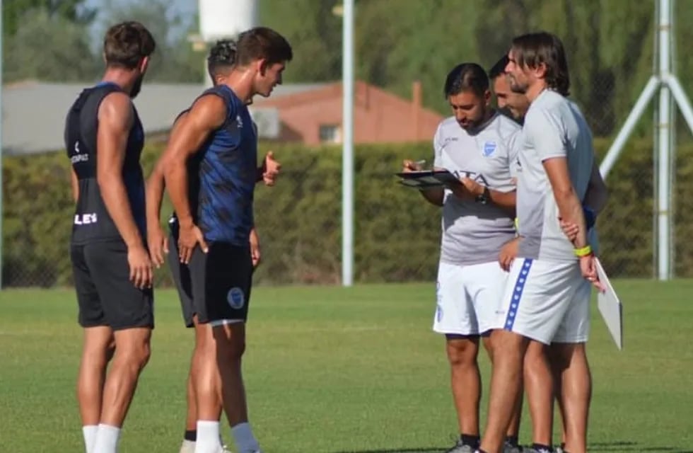 El técnico Diego Martínez junto al cuerpo técnico habla con los jugadores de Godoy Cruz.