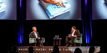 LIBRO. Mauricio Macri junto a Pablo Avelluto, en la presentación del libro "Primer tiempo". (Clarín)
