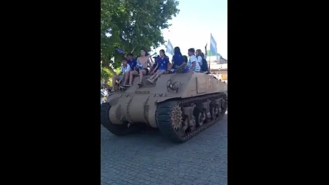 Villa de Merlo: salieron a festejar el triunfo de la Selección Argentina en un tanque de guerra
