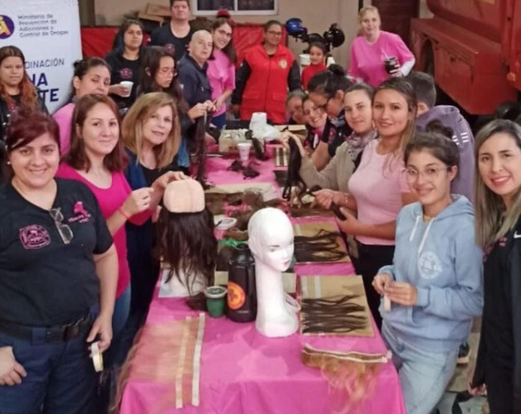 Puerto Iguazú: Bomberos Voluntarios realizan pelucas oncológicas en el Mes Rosa.